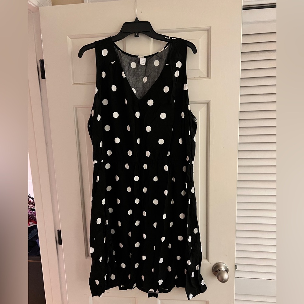 Old Navy Black and White Sleeveless V-Neck Midi Dress